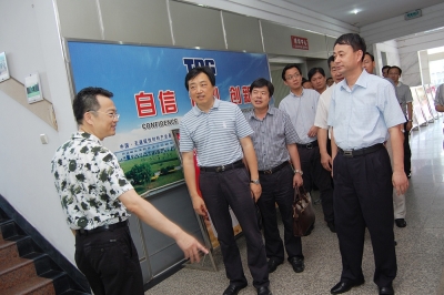 2011年8月，时任浙江省委组织部副部长庄跃成视察9888拉斯维加斯